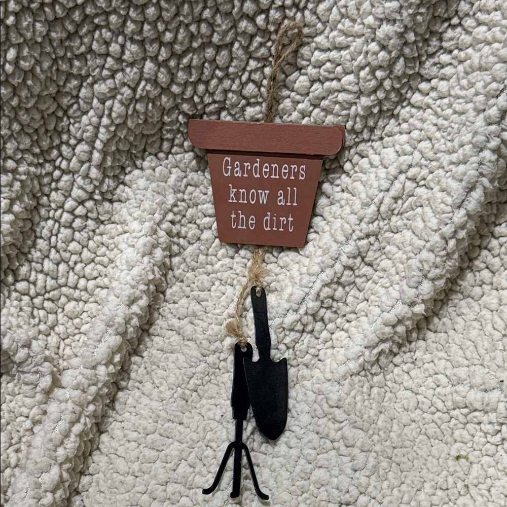 Rustic Brown 'Gardeners Know All the Dirt' Wall Hanging